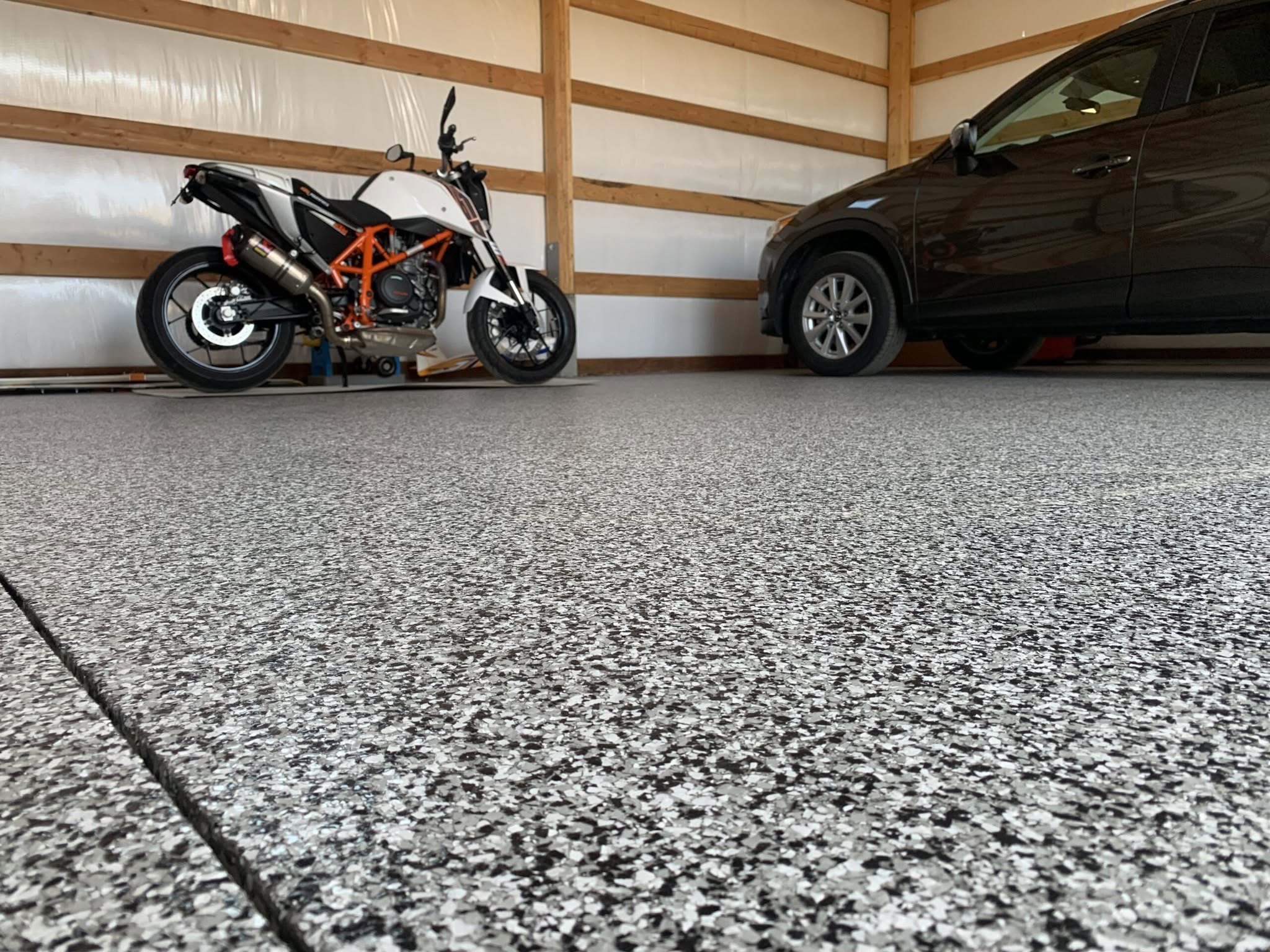 Finished flake epoxy garage floor by 515 Surface Co.
